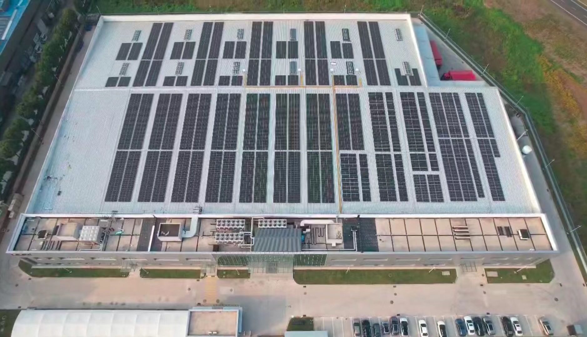京西集团江苏常州金坛工厂屋顶光伏发电每年产生近1000兆瓦时绿色电能.jpg