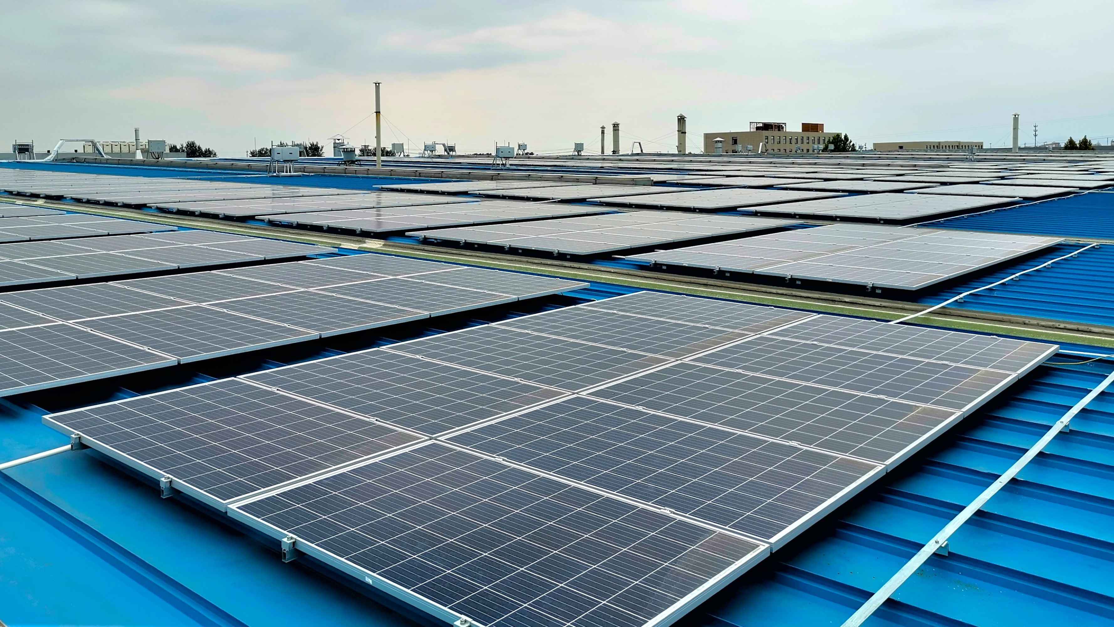 京西集团房山生产基地屋顶光伏发电预计在25年周期内共减少1.8万吨二氧化碳排放.jpg